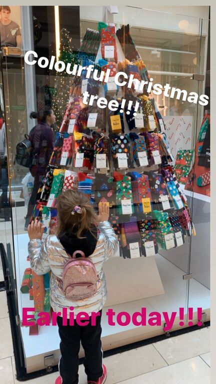 Αυτό το ...δέντρο κέντρισε την προσοχή της μικρής Διώνης.