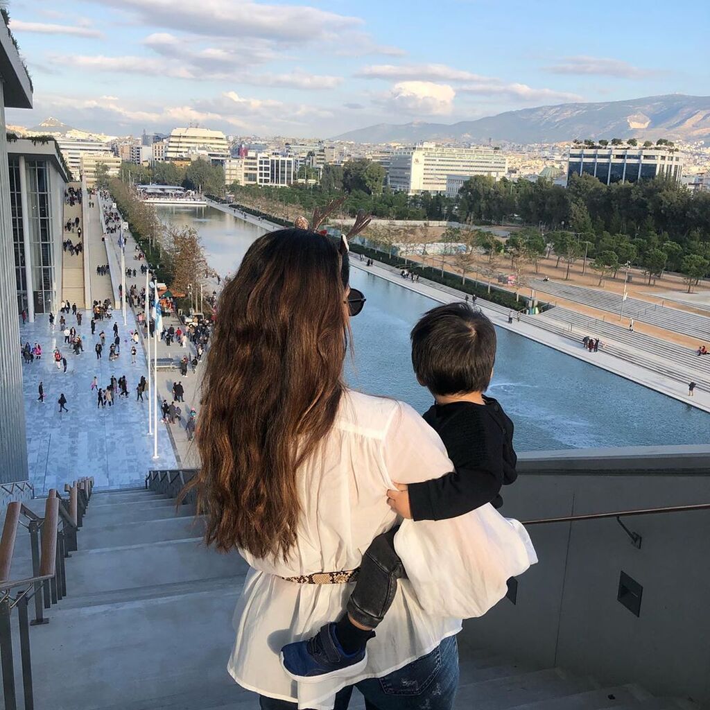 Έχοντας αγκαλιά το γιο της απόλαυσε την όμορφη μέρα.