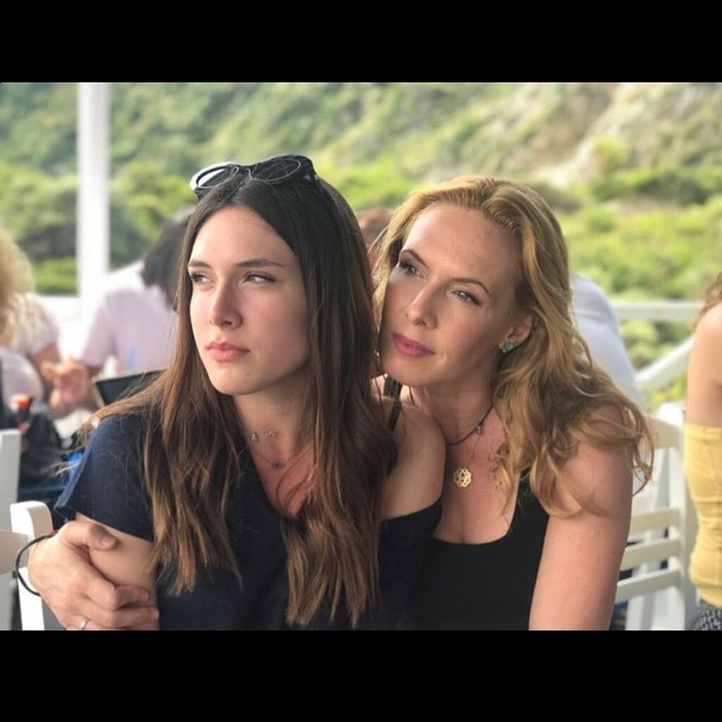 Αφροδίτη Λιάντου: Κόρης της Εβελίνας Παπούλια... την κέρδισε το τραγούδι... πηγή φωτογραφίας: Instagram account Εβελίνα Παπούλια