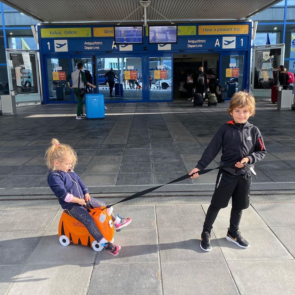 Ο πρώτος που θα μαντέψει σωστά τον ανεβάζουμε στορυ κατά την άφιξη μας! Τα φιλιά μας! ? #athensairport #hantampakakia #aroundtheworld #family #traveltheworld»