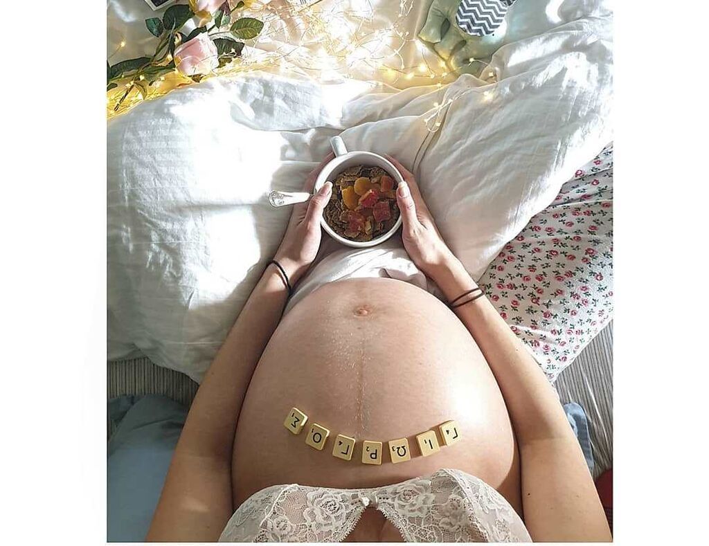 Ελληνίδα μέλλουσα μαμά σχημάτισε με το scrabble το όνομα του γιου που περιμένει (vid+pics)