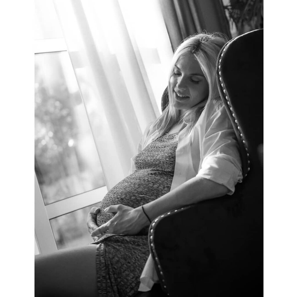 Ελληνίδα μέλλουσα μαμά σχημάτισε με το scrabble το όνομα του γιου που περιμένει (vid+pics)