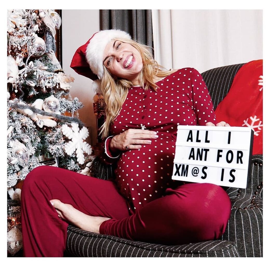 Ελληνίδα μέλλουσα μαμά σχημάτισε με το scrabble το όνομα του γιου που περιμένει (vid+pics)