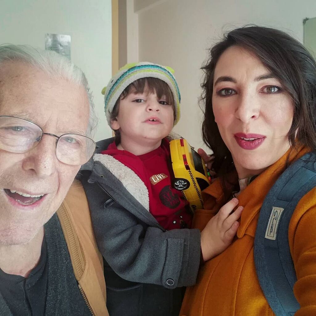 Αλίκη Κατσαβού: «Γιορτινή #familyselfie ?
❤️ Χρόνια πολλά, γεμάτα αγάπη και γέλια! ?»