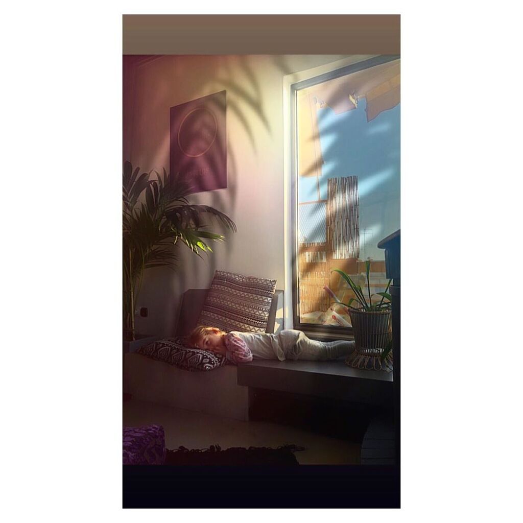 Η Ρούλα Ρέβη είναι μία από τις πιο ταλαντούχες φωτογράφους της Ελλάδας. Η φωτογραφία είναι το πάθος της και αρκετά συχνά φωτογραφίζει και την οικογένειά της. 