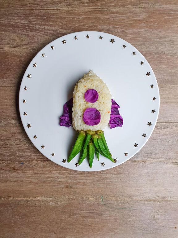 Βήμα 3: Τοποθετήστε μερικά κομμάτια κόκκινο λάχανο στο πιάτο, όπως είναι τοποθετημένα και στο πιάτο στην παραπάνω φωτογραφία.