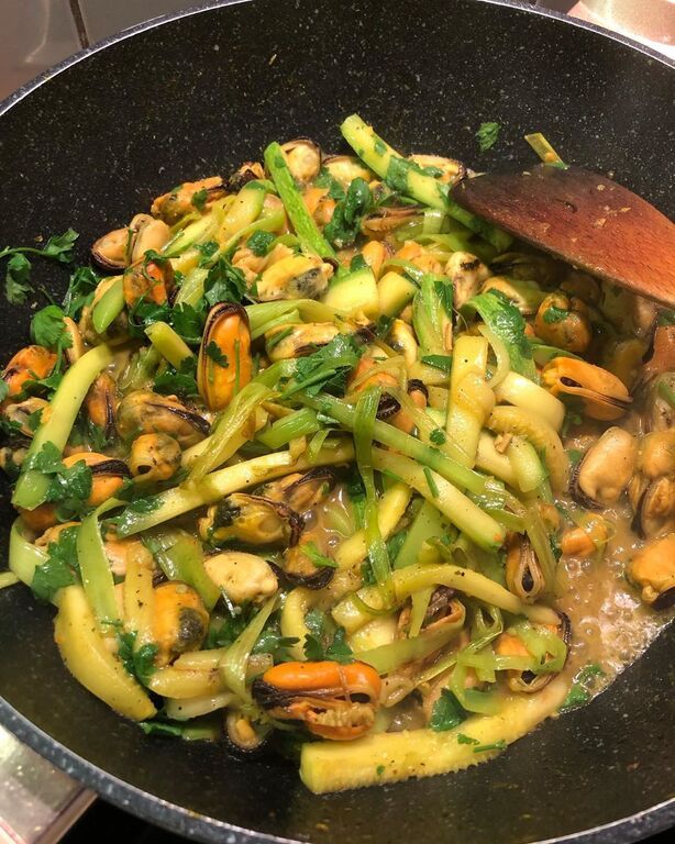  Όταν τα λαχανικά έχουν ροδίσει, ρίχνετε ψιλοκομμένο μαϊντανό,και μετά μια κρεμα γάλακτος και κατεβάζετε από τη φωτιά ! Μέσα στο τηγανι ρίχνετε τα βρασμένα μακαρόνια , ανακατεύετε και σερβίρετε αμέσως ! Είναι πεντανόστιμο.
