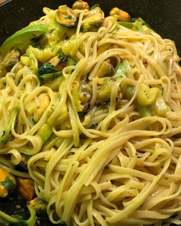 Σε ένα βαθύ τηγάνι βάζετε ένα κομμάτι βούτυρο, περίπου δύο κουταλιές της σούπας, και μία σκελίδα σκόρδο ολόκληρη. Ρίχνετε μέσα τα μύδια, με λίγο σαφράν και πιπέρι και τα αφήνετε για 5 λεπτά. Σβήνετε με μισό ποτήρι κρασί. 