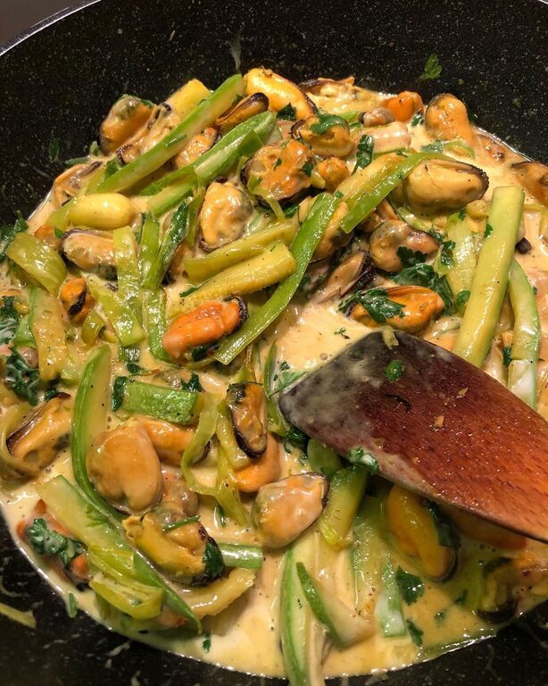 Μετά από περίπου 5 λεπτά τα αδειάζετε σε ένα Μπολ. Στο ίδιο τηγάνι ρίχνετε λίγο ελαιόλαδο, και τσιγαρίζετε κολοκύθι κομμένο σε μπαστουνάκια και πράσο. Προσθέτετε σαφράν , αλάτι , πιπέρι, και λίγο σκόνη knorr λαχανικών .