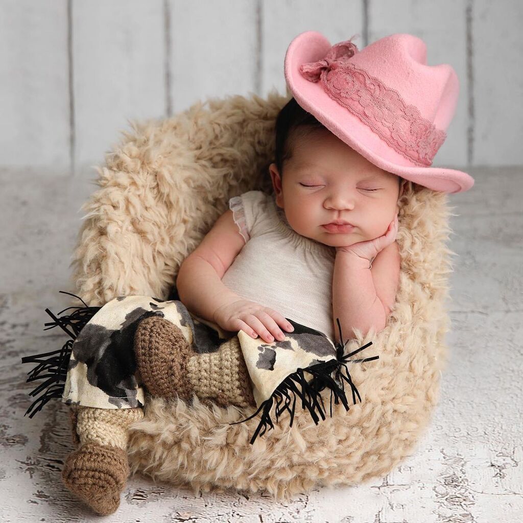 Μάλιστα δημοσίευσε και δύο φωτογραφίες της νεογέννητης κόρης της. Μια ασπρόμαυρη και μια έγχρωμη. Αυτή που βλέπετε.
