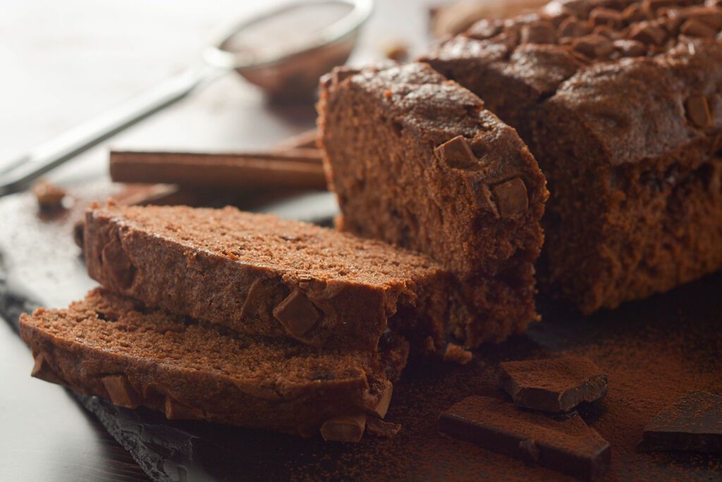 Το all-time-classic κόλπο για να δείτε εάν το κέικ έχει ψηθεί σωστά, είναι αυτό με την οδοντογλυφίδα. Πιέστε στο κέντρο του κέικ την οδοντογλυφίδα και ξαναβγάλτε την. Εάν δεν έχει ίχνος από ζύμη, σημαίνει ότι το κέικ είναι ψημένο 