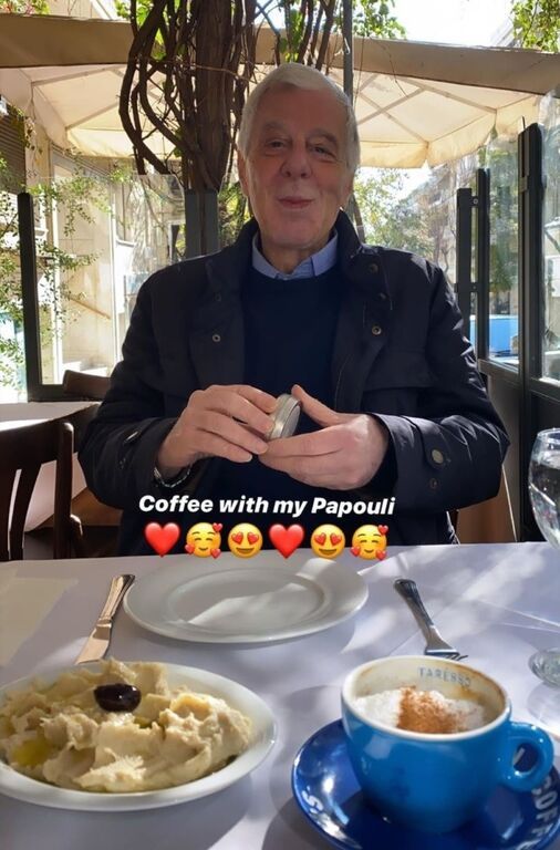 Αμαλία Κωστοπούλου: Απολαμβάνει καφέ μαζί με τον παππού της - Δείτε τη φώτο (pics) 