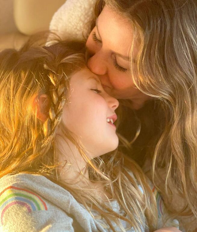 Gisele Bündchen: Μαμά και κόρη μοιάζουν σαν δυο σταγόνες νερό - Οι φώτο που πρέπει να δείτε (pics)