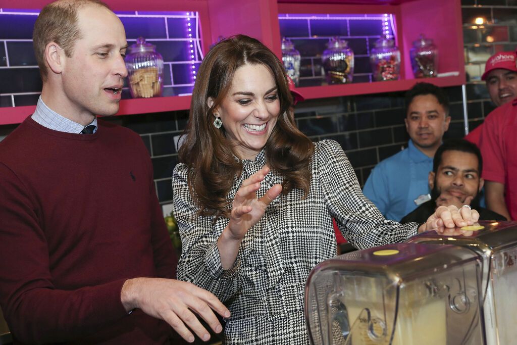 Ο πρίγκιπας William μπέρδεψε παιδική του φώτο με της Charlotte - Δείτε την ξεκαρδιστική στιγμή (vid)