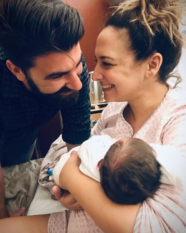 Κλέλια Πανταζή: Δημοσίευσε φωτογραφία με το 40 ημερών παιδί της την ώρα που το θηλάζει (pics)
