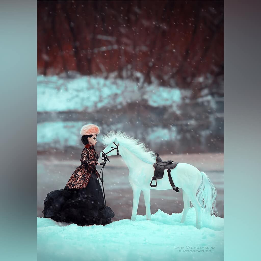 Καλλιτέχνης έχει αδυναμία στις κούκλες & τις φωτογραφίζει δημιουργώντας τα πιο υπέροχα σκηνικά (pic)