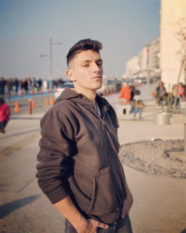 Αυτός είναι ο κούκλος 20χρονος γιος του Θάνου Καλλίρη (pics)