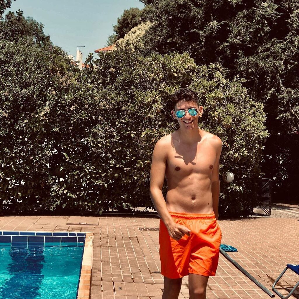 Αυτός είναι ο κούκλος 20χρονος γιος του Θάνου Καλλίρη (pics)