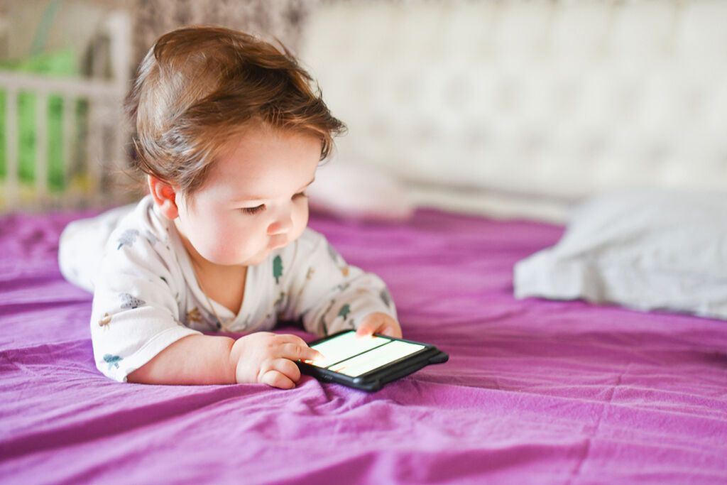 Δίνουν συνέχει το tablet ή το κινητό για να τα κρατάνε απασχολημένα.