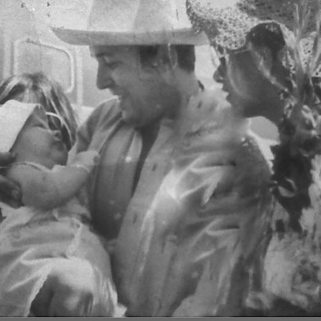 Χθες ο Δημήτρης Παπαμιχαήλ ανέβασε ακόμα μία φωτογραφία από το προσωπικό του αρχείο και είναι αυτή που βλέπετε παραπάνω. Υπέροχη δεν είναι; 