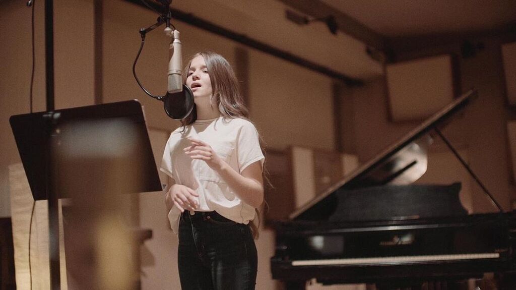 Erza Muqoli: Το 14χρονο κορίτσι με τη σαγηνευτική φωνή που μάγεψε το διαδίκτυο (vid & pics)