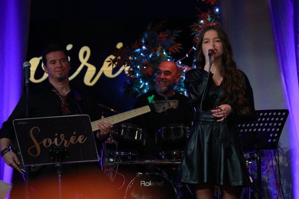 Erza Muqoli: Το 14χρονο κορίτσι με τη σαγηνευτική φωνή που μάγεψε το διαδίκτυο (vid & pics)