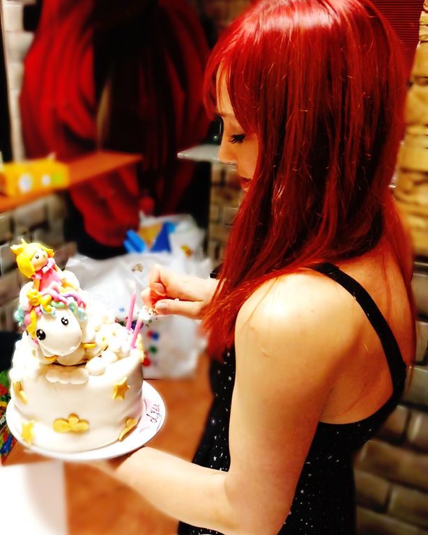 Η Πηνελόπη Αναστασοπούλου και η τούρτα μονόκερος της κόρης της.