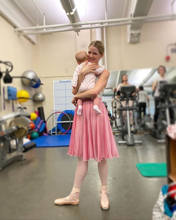 Μπαλαρίνα αντλεί γάλα από το στήθος και εξομολογείται: « Ακόμα προσπαθώ …» 