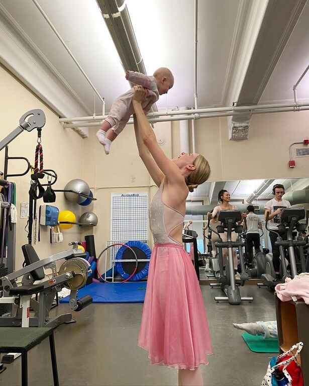 Μπαλαρίνα αντλεί γάλα από το στήθος και εξομολογείται: « Ακόμα προσπαθώ …» 