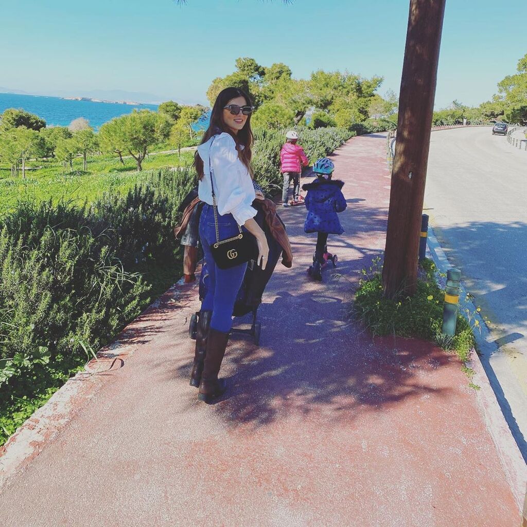 Χθες το βράδυ δημοσίευσε αυτή τη φωτογραφία από τη βόλτα με τα παιδιά της στο Καβούρι το Σαββατοκύριακο