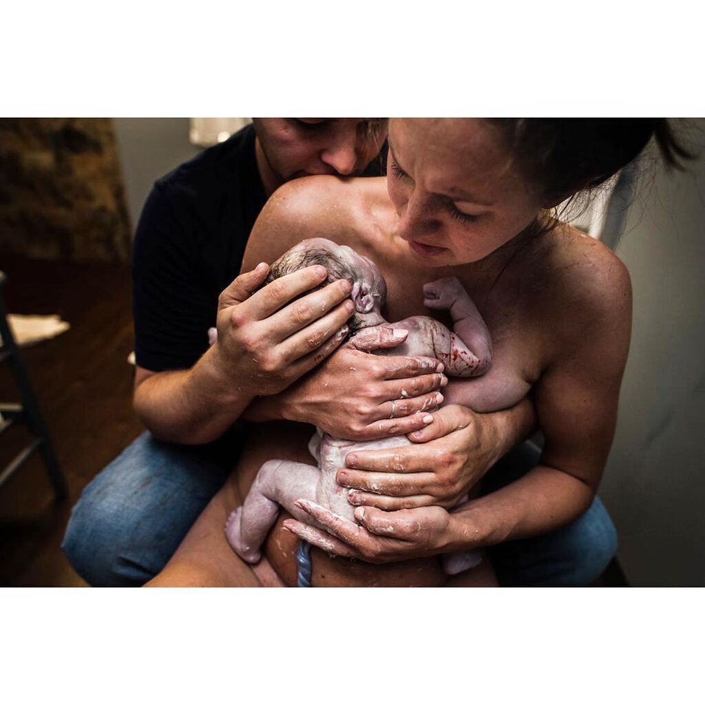 Η πρώτη αγκαλιά της μαμάς με το νεογέννητο μωρό της λίγα λεπτά μετά τη γέννα μέσα από υπέροχες φώτο