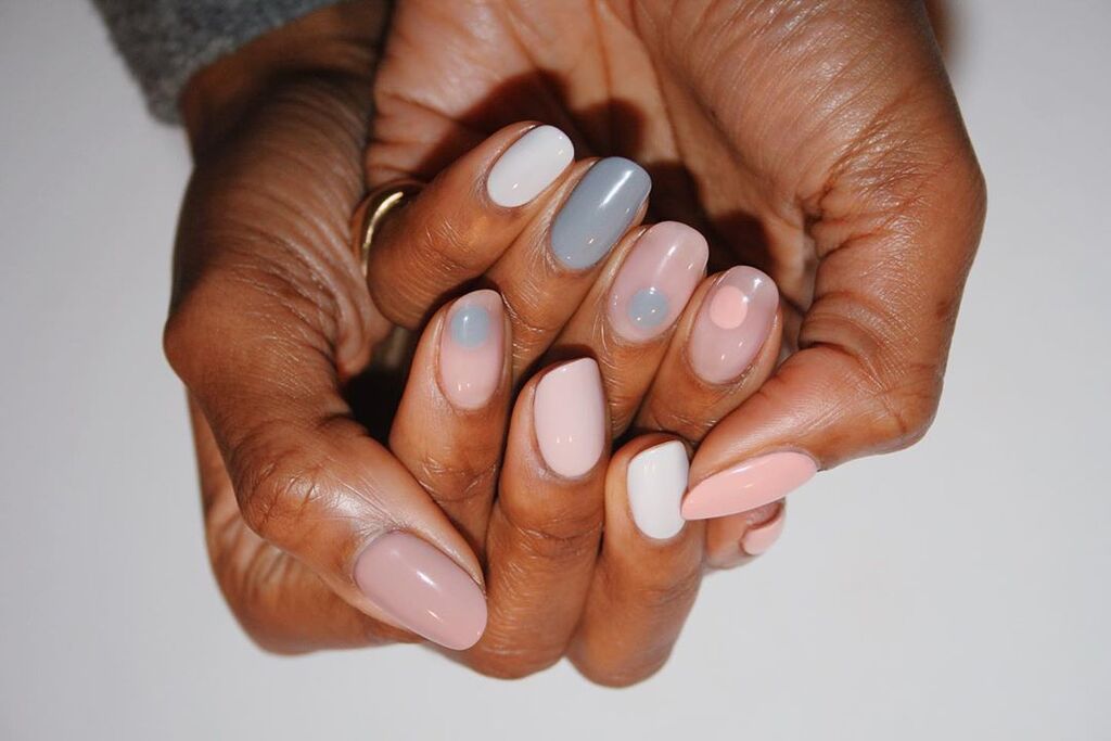 Τα μανικιούρ της εβδομάδας έχουν ως βάση το nude. Και θα τα λατρέψεις