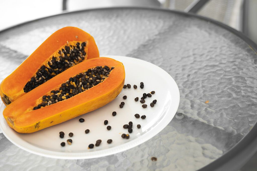 Παπάγια: Η παπάγια είναι ένα πολύ υγιεινό τροπικό φρούτο. Περιέχει μια σημαντική ποσότητα φυτικών ινών, έχει βιταμίνες Α και C και είναι γεμάτη με αντιοξειδωτικά