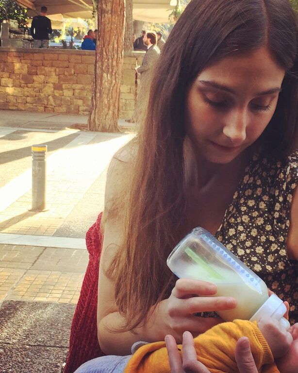 Φωτεινή Αθερίδου: Φωτογραφίζει τον γιο της στην αγκαλιά του καλύτερου φίλου της (pics) 