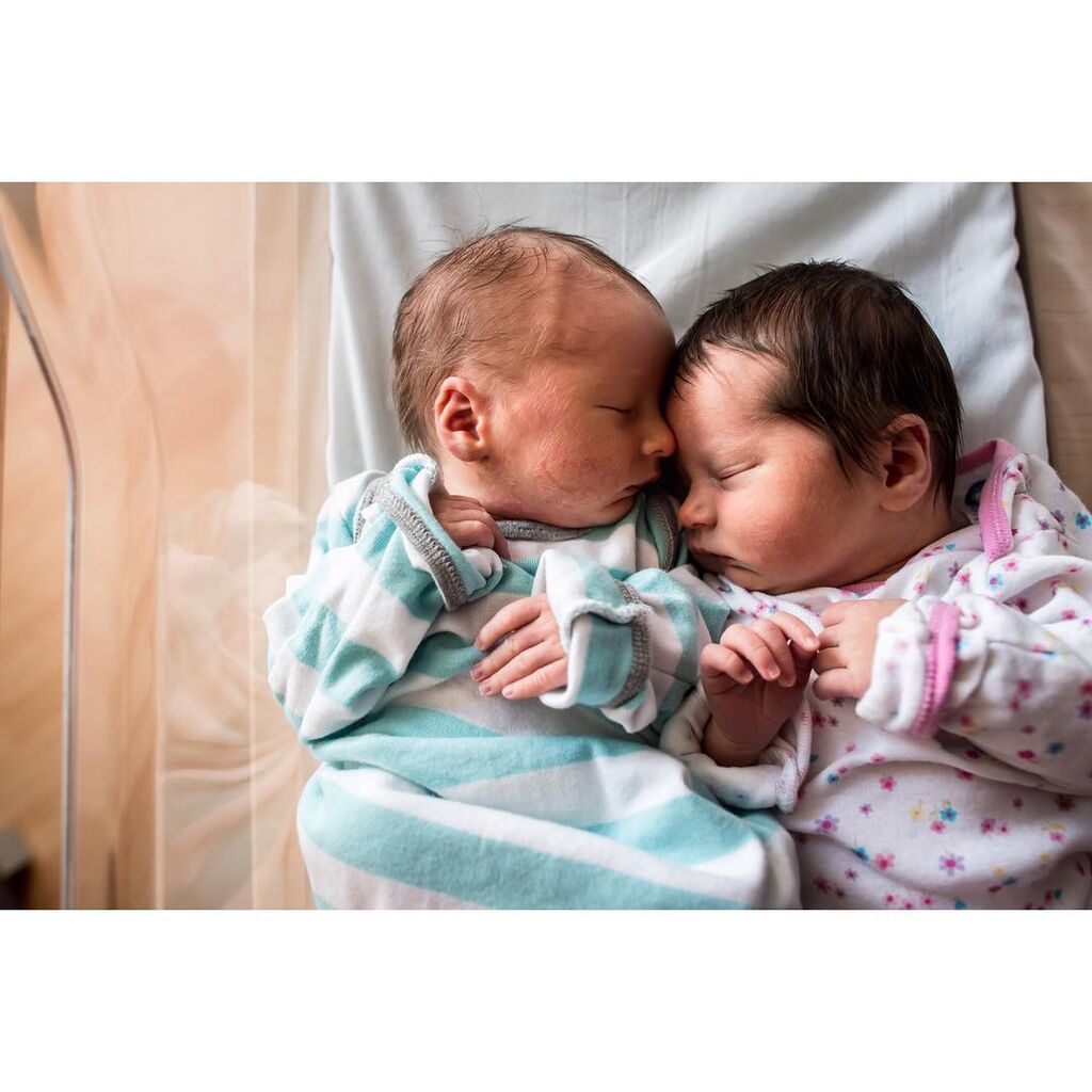 Μοναδικές φωτογραφίες με νεογέννητα δίδυμα που θα σας κάνουν να λιώσετε (pics)