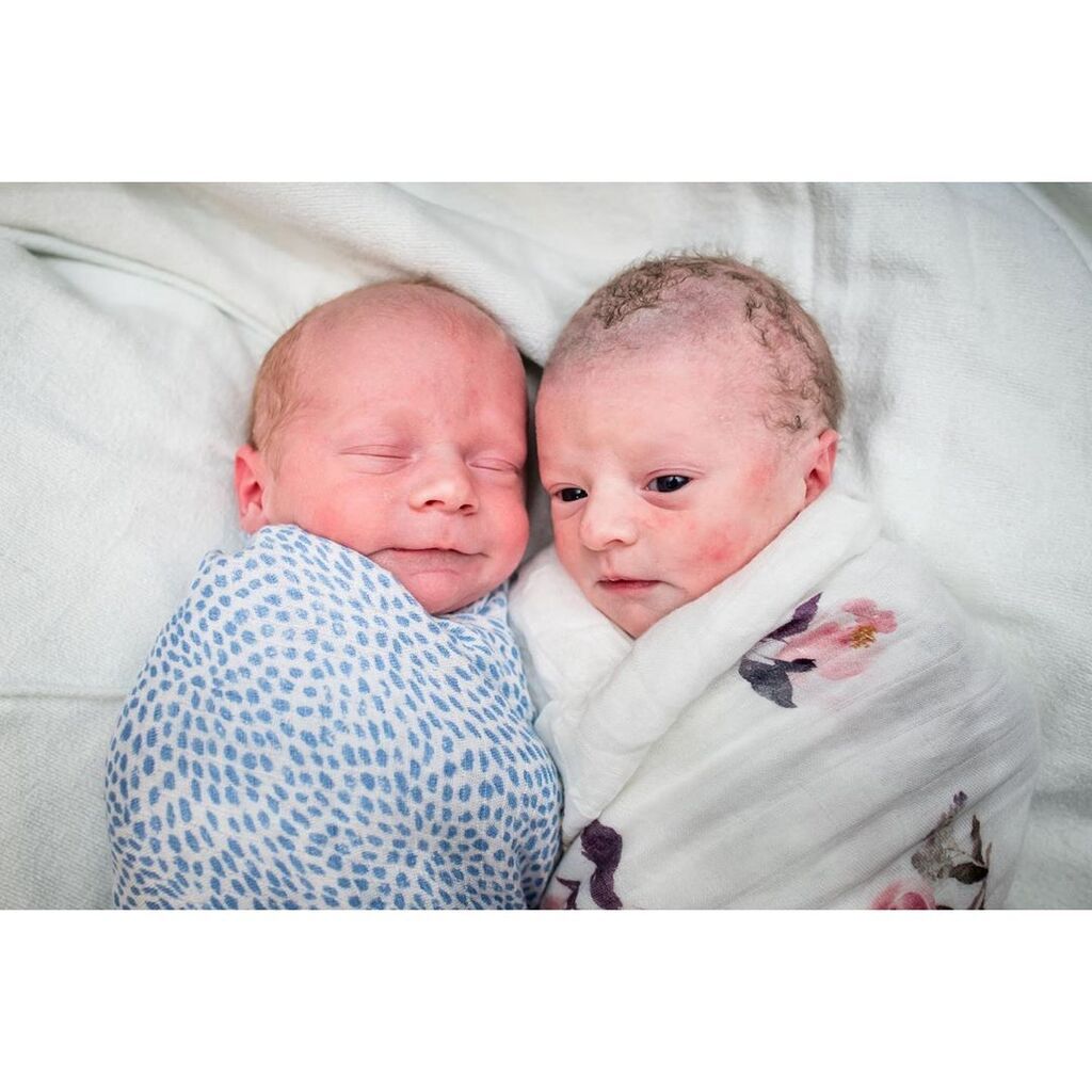Μοναδικές φωτογραφίες με νεογέννητα δίδυμα που θα σας κάνουν να λιώσετε (pics)