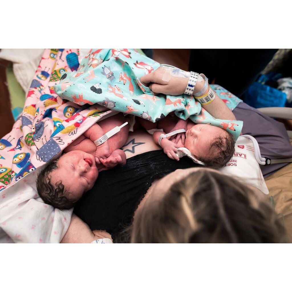 Μοναδικές φωτογραφίες με νεογέννητα δίδυμα που θα σας κάνουν να λιώσετε (pics)