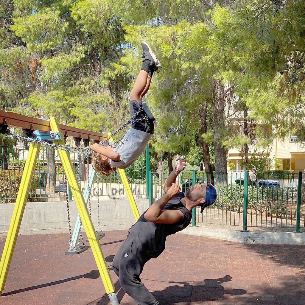 Στέλιος Χανταμπάκης: Έτσι περνά το χρόνο του με τα παιδιά στο σπίτι (pics+vid)