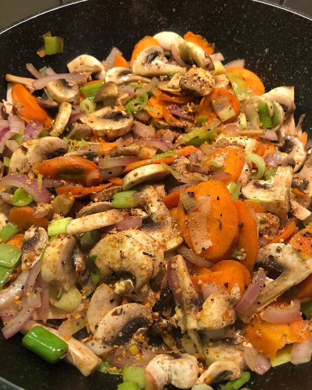 Ανακατεύετε και σοτάρετε.