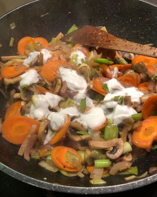 Στο τέλος, προσθέτετε λίγη κρέμα καρύδας και αφήνετε να κρυώσει λίγο. 