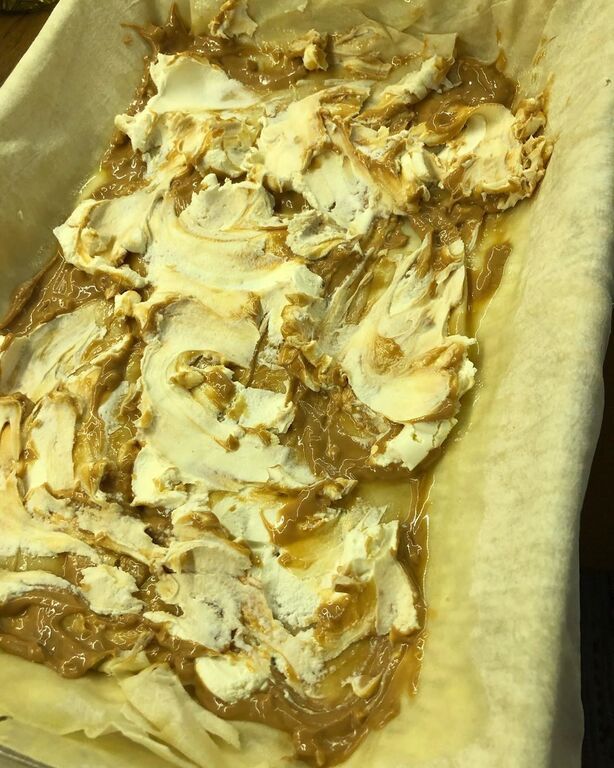 Ανοίγετε ένα χωριάτικο φύλλο και αλείφετε με φυστικοβούτυρο και τυρί κρέμα. 