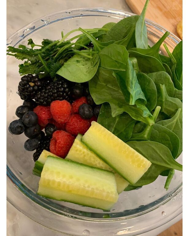 Αυτό είναι το power smoothie που δίνει η Καλομοίρα το πρωί τα παιδιά της (pics)