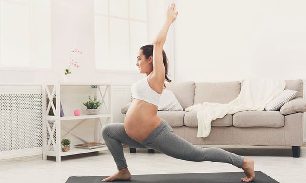 H yoga είναι ίσως από τις καλύτερες ασκήσεις κατά τη διάρκεια της εγκυμοσύνης. Η γιόγκα ενισχύει τη δύναμη και την ισορροπία, διατηρεί τους μυς αδύναμους, μειώνει την αρτηριακή πίεση και σας διδάσκει ρυθμούς αναπνοής που θα σας βοηθήσουν κατά τη διάρκεια 