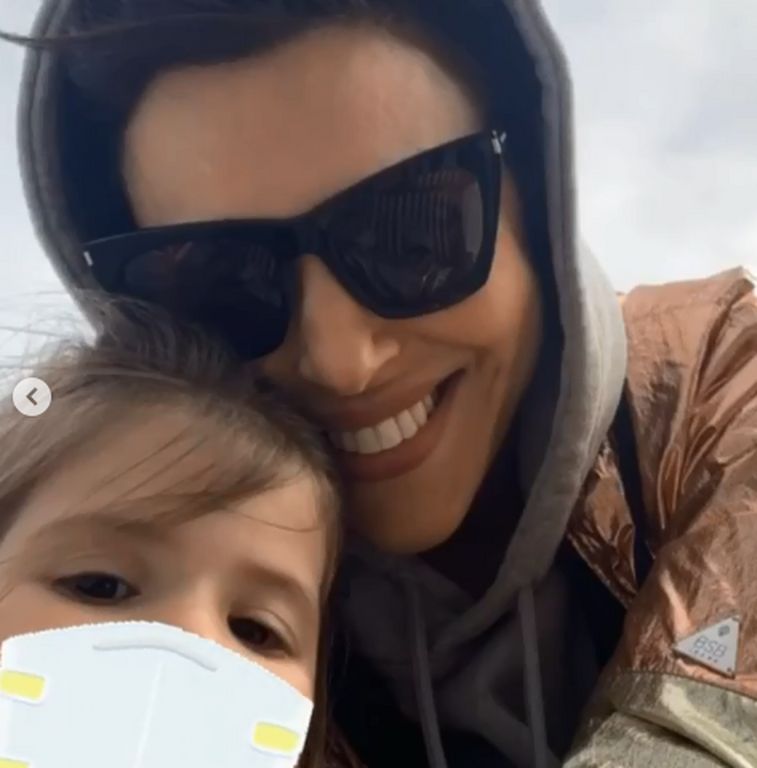 « Happy woman’s day to us all!!! Οι γυναίκες είναι τα πιο δυνατά πλάσματα της φύσης,! Δίνουμε ζωή, αγάπη, ελπίδα, έμπνευση, μπορούμε να κυβερνήσουμε αλλά και να ακολουθήσουμε  είμαστε ευαίσθητες αλλά μπορούμε να γίνουμε και …εφιάλτης, είμαστε μαχήτριες, ε