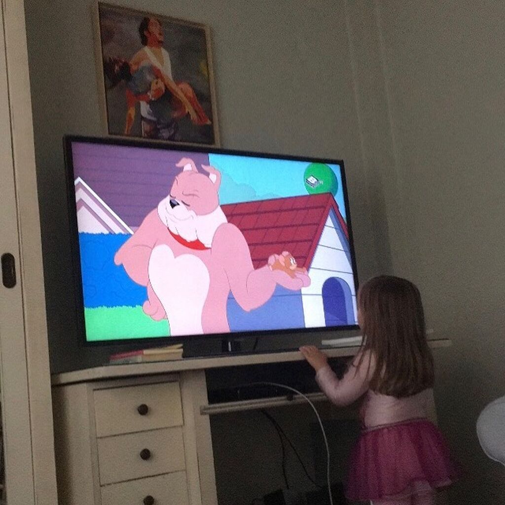 Xθες, ανήμερα της Ημέρας της Γυναίκας, ο Τάσος Ιορδανίδης ανέβασε τη φωτογραφία που βλέπετε παραπάνω. Η μικρή Παναγιώτη βλέπει παιδικά και εκείνος την απαθανατίζει με τον φωτογραφικό του φακό. 