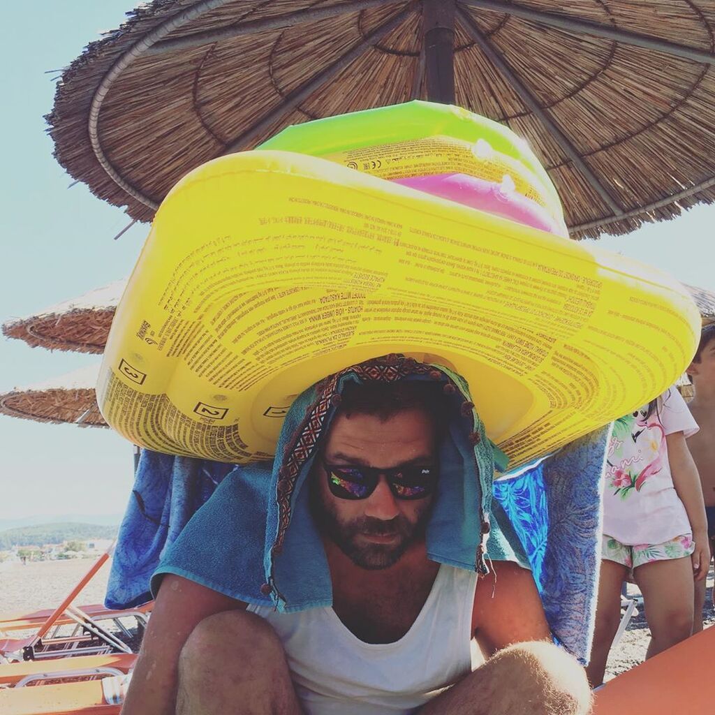 Ο Τάσος Ιορδανίδης είναι ένας από τους πιο ταλαντούχους ηθοποιούς της γενιάς του. Μεγάλη του αδυναμία είναι το θέατρο και φυσικά τα δύο του παιδιά. 