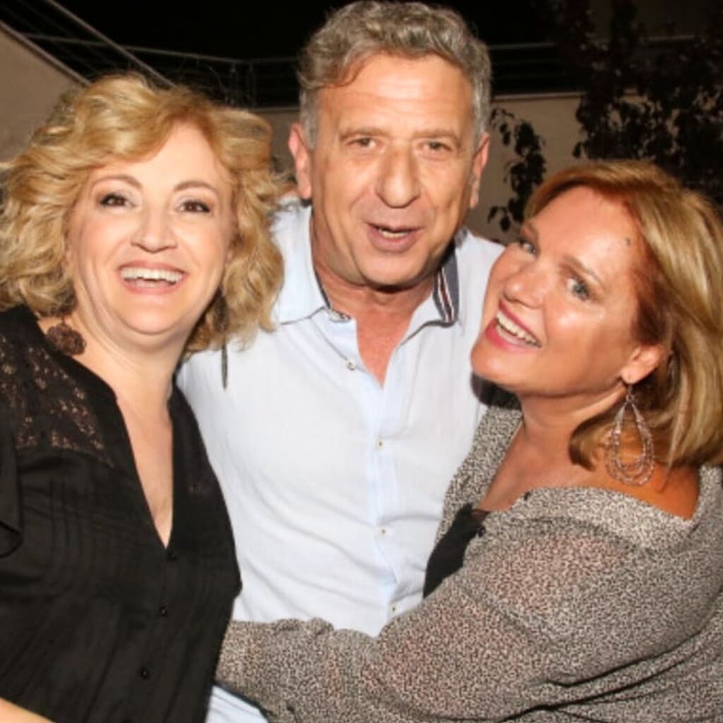 Στη μακρόχρονη πορεία του στο θέατρο έχει συνεργαστεί με τους περισσότερους 'Ελληνες ηθοποιούς.