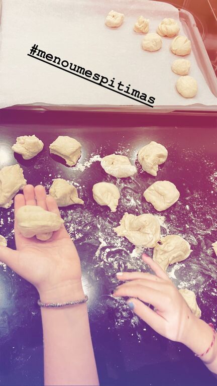 Ψωμάκια!!!! Η μικρή Ελένη έφτιαξε ολομόναχη τα ψωμάκια