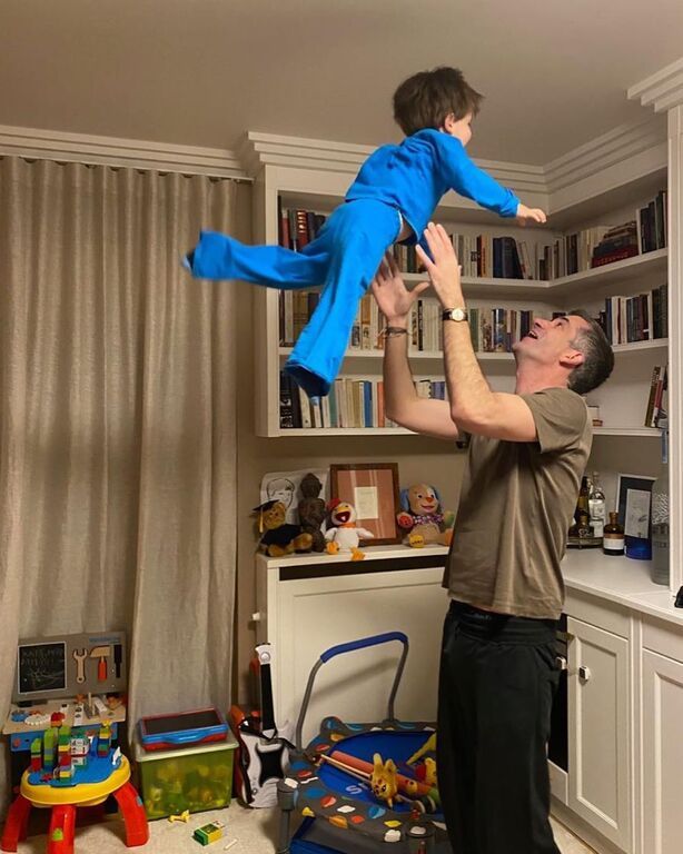 Τέλος, ο Κώστας Μπακογιάννης, εκτός από τις στιγμές που οι επαγγελματικές του υποχρεώσεις τον αναγκάζουν να είναι εκτός σπιτιού, μένει και εκείνος στο σπίτι και απολαμβάνει στιγμές παιχνιδιού και ξεγνοιασιάς με τον γιο του και τη Σία Κοσιώνη.