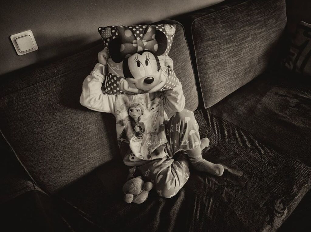 Η Ρούλα Ρέβη μένει και αυτή στο σπίτι με τα παιδιά της. Αγαπημένη της ασχολία; Να τα φωτογραφίζει φυσικά. 